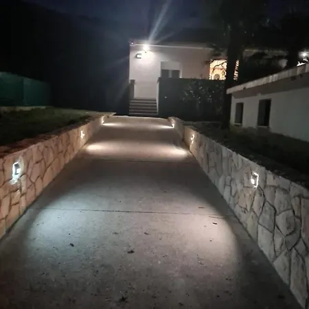 Apartman Aja - Kuca Sa Vrtom *