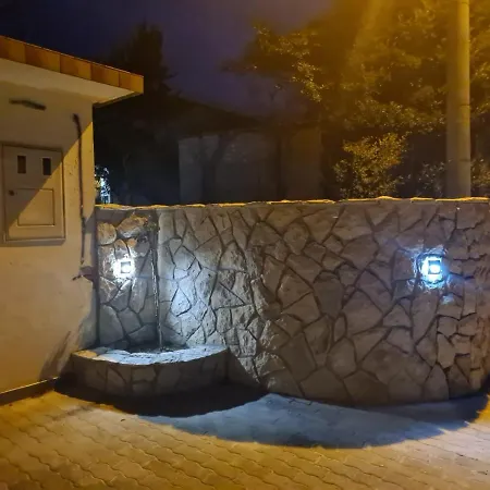 Aja - Kuca Sa Vrtom