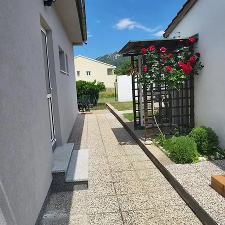 Aja - Kuca Sa Vrtom * Draga Bascanska